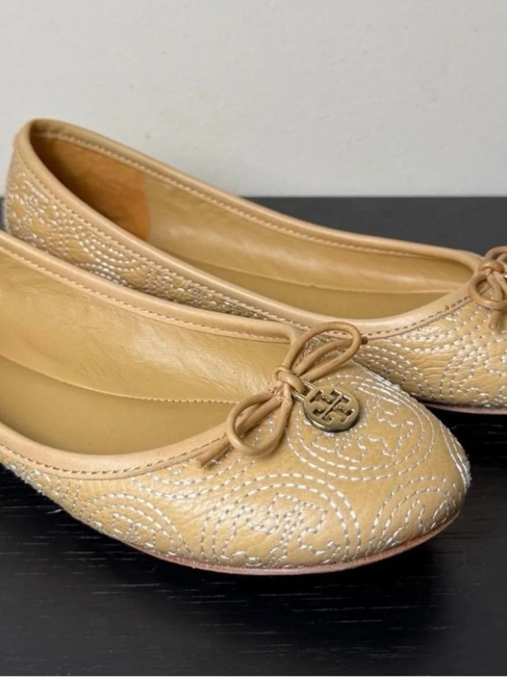 Tory Burch Chelsea flats stitched logo